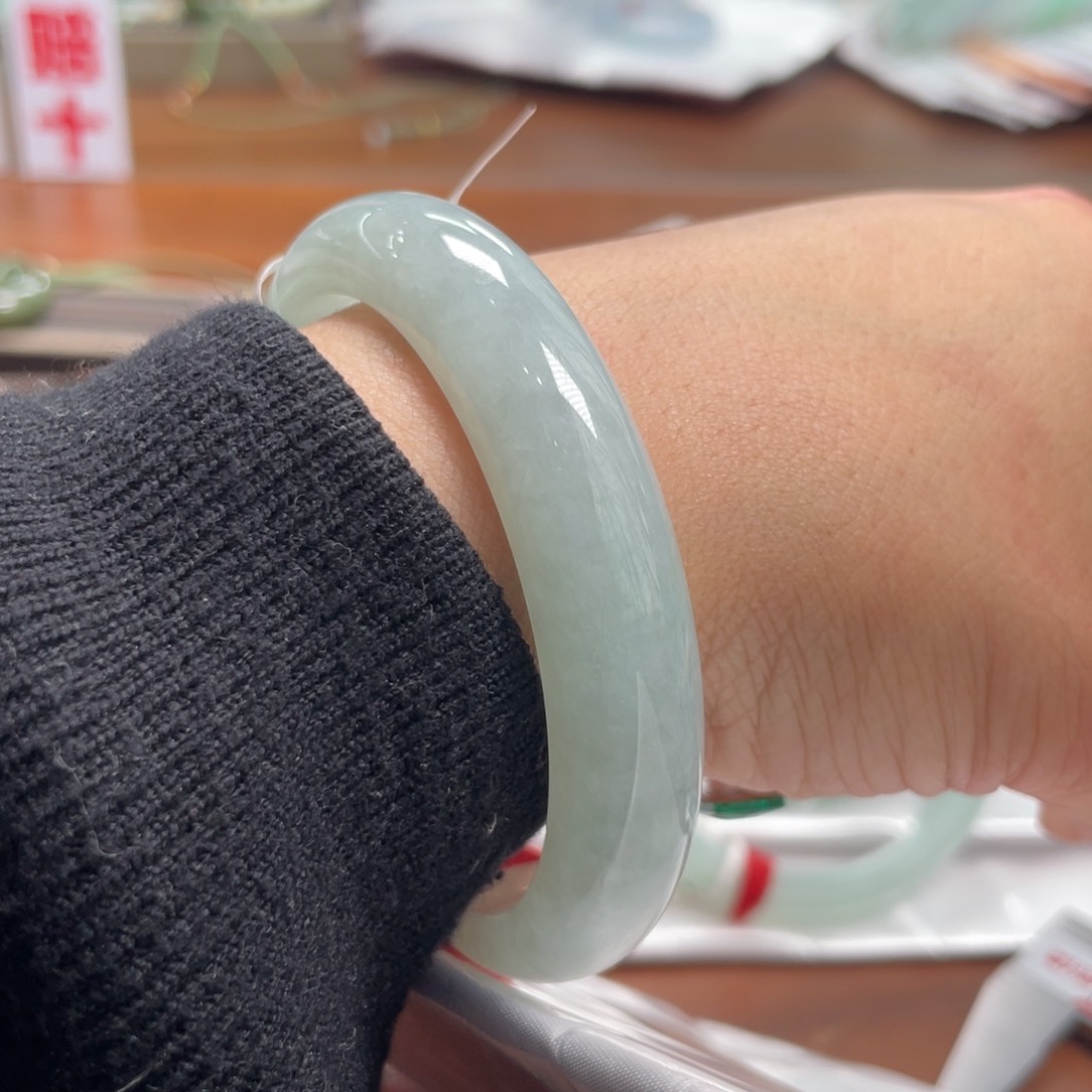 翡翠手镯未镶嵌果绿