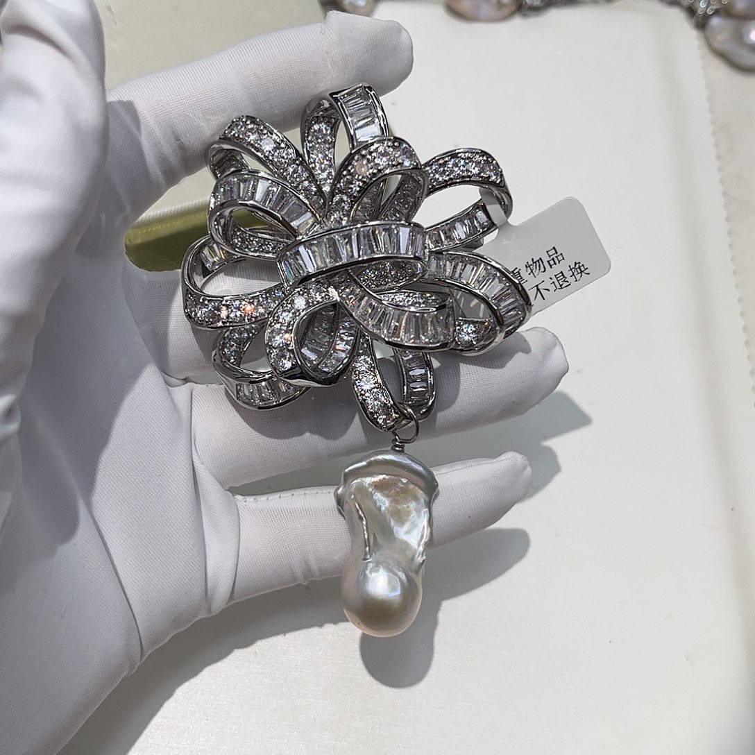 淡水珍珠合金胸饰