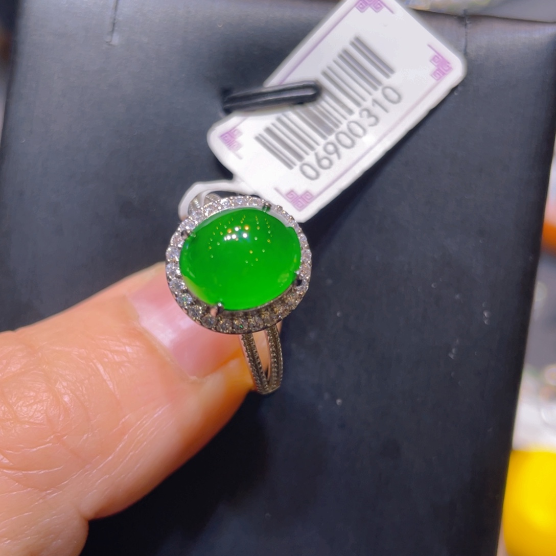 翡翠未镶嵌颈饰戒指