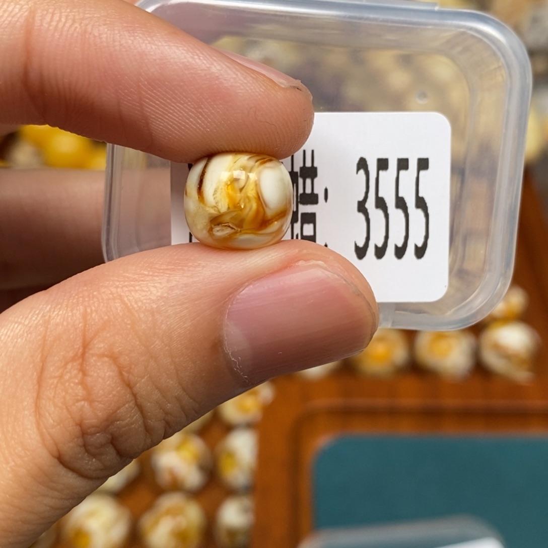 蜜蜡未镶嵌珠宝奇石3555