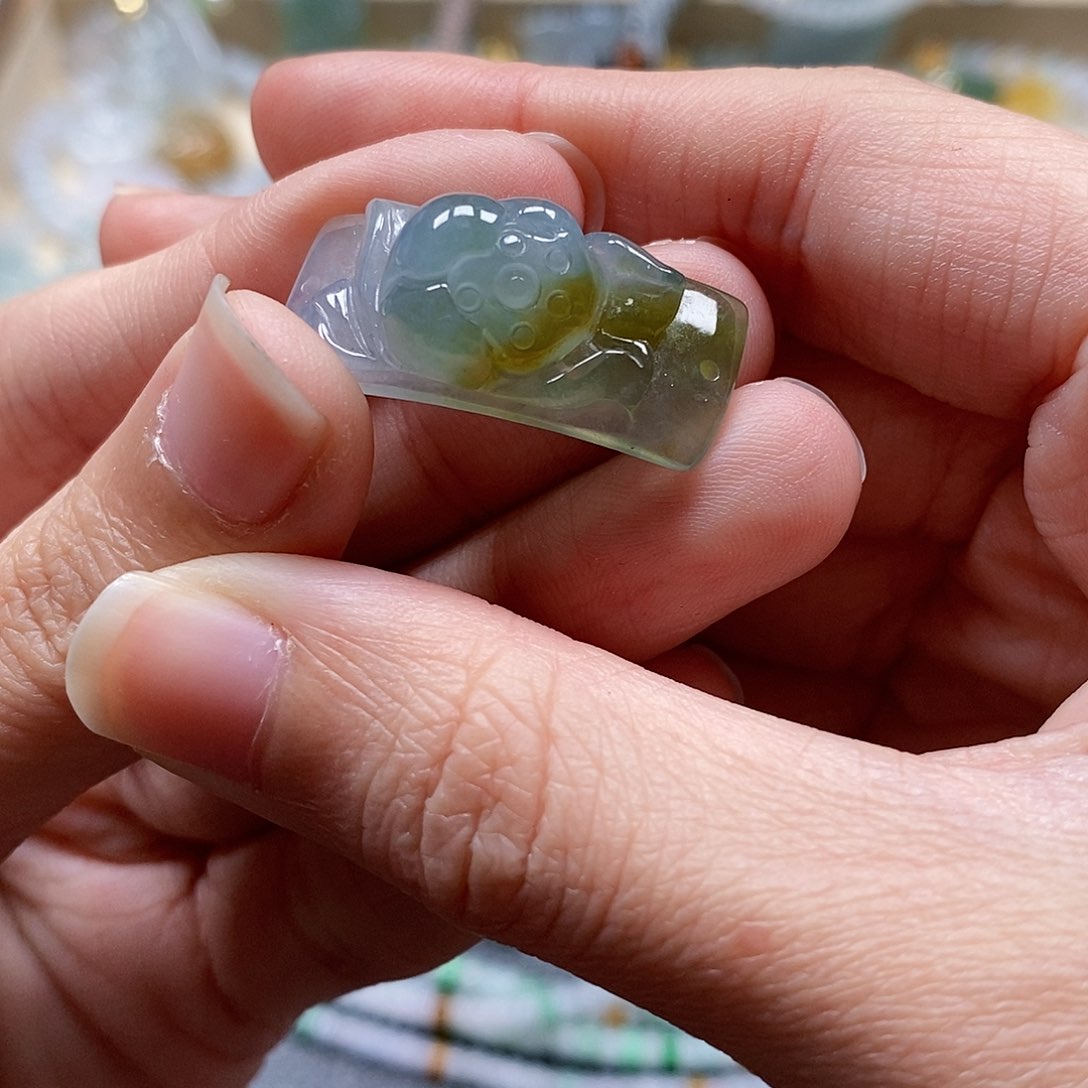 翡翠颈饰未镶嵌闪