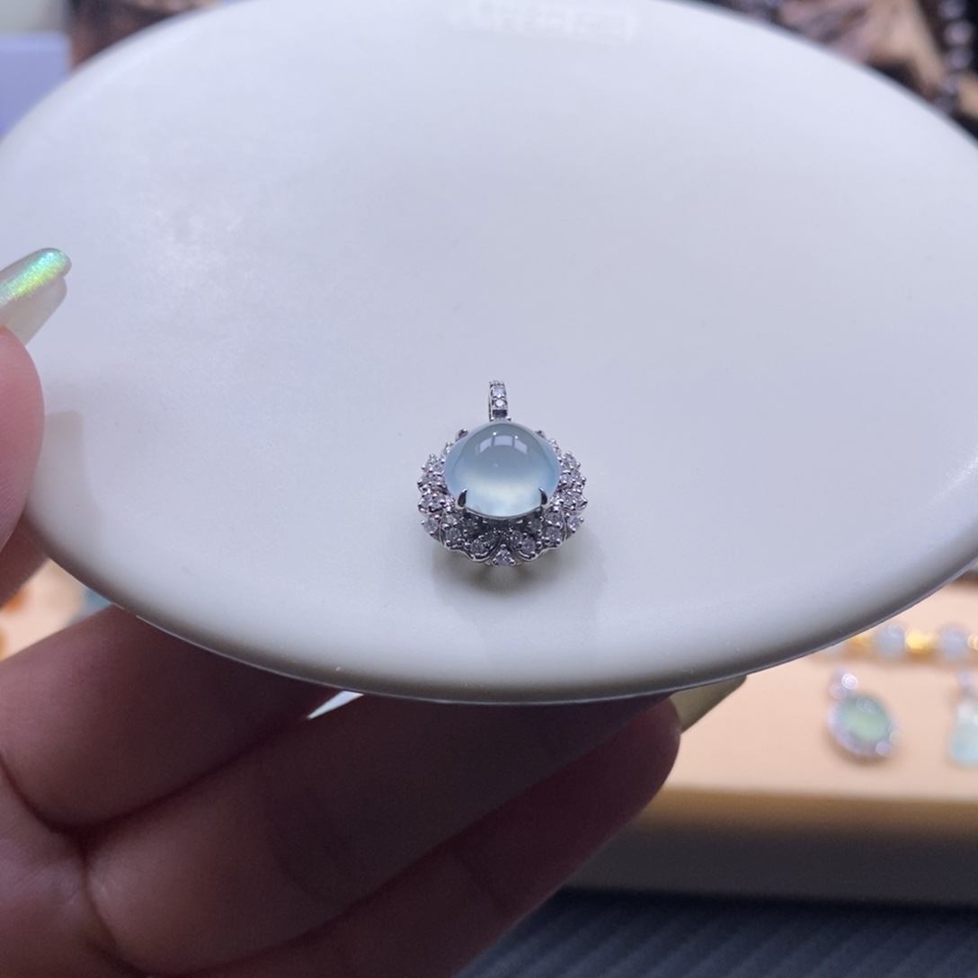 翡翠18K金镶嵌颈饰冰蓝蛋面吊坠