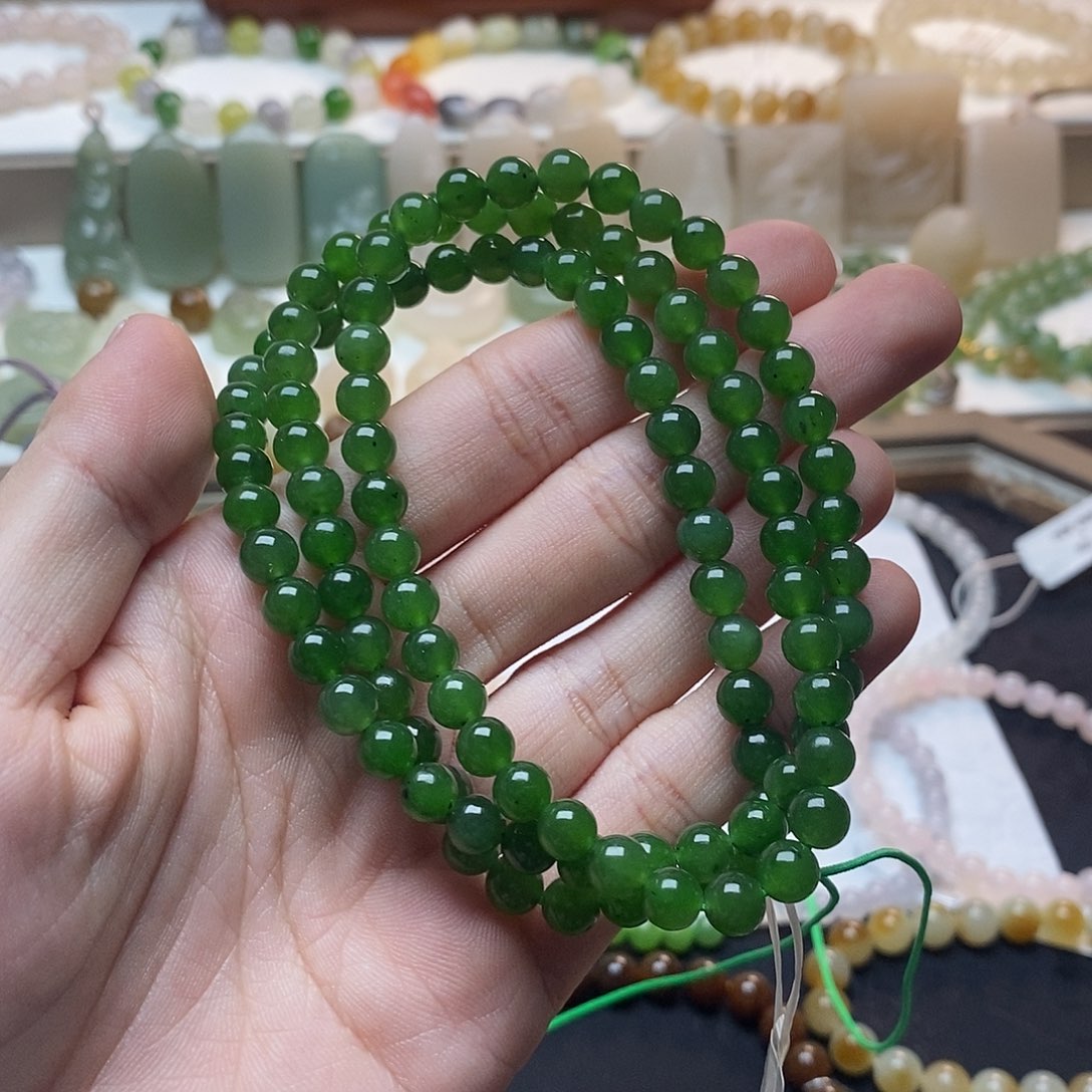 和田玉颈饰未镶嵌辣阳绿卡六