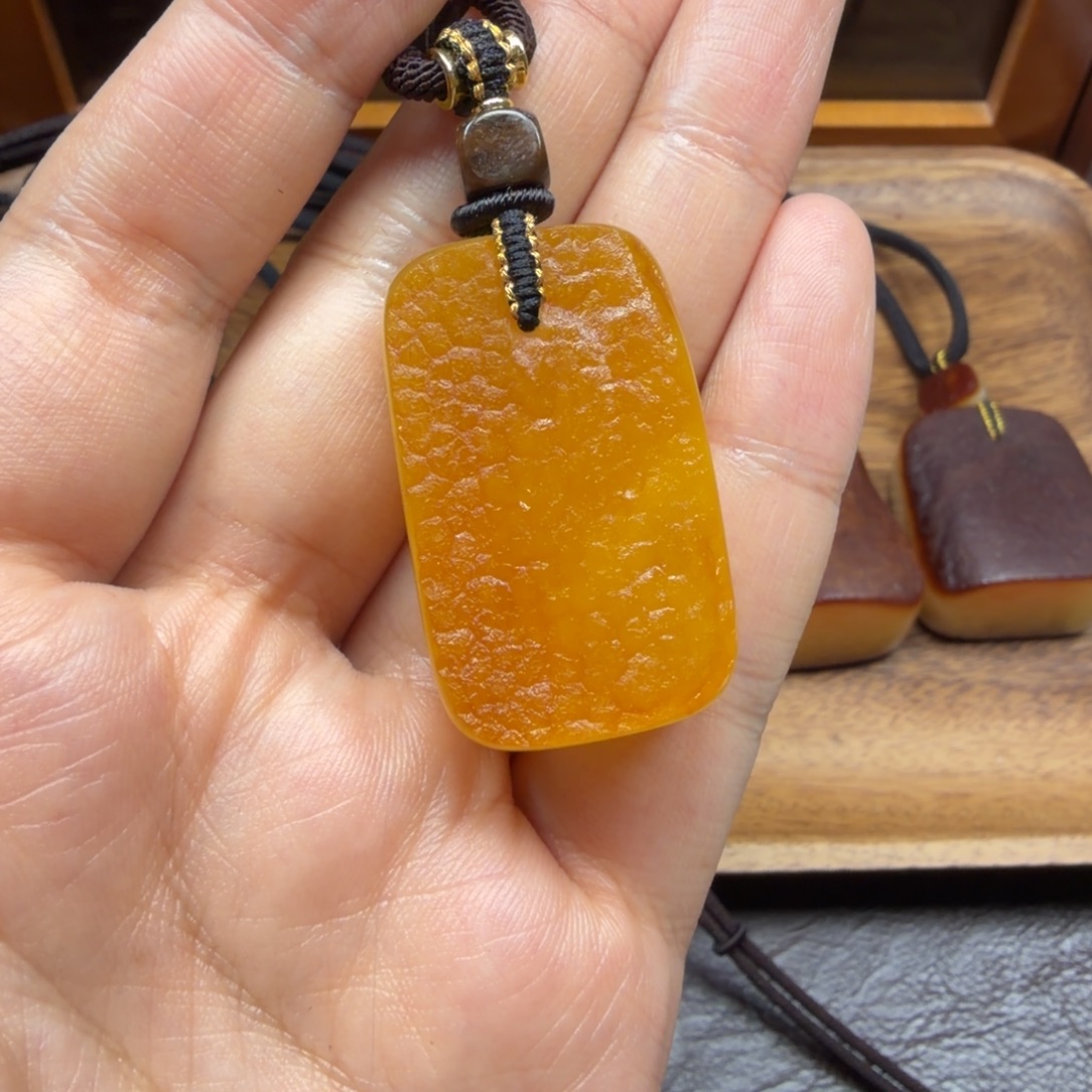 琥珀未镶嵌吊坠(赠链)