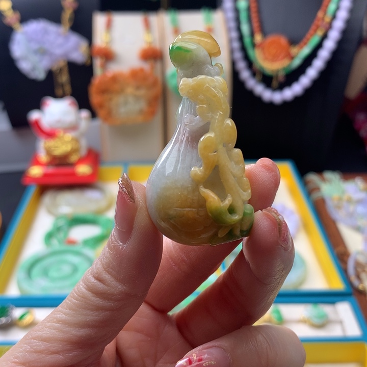 翡翠颈饰未镶嵌翡翠琵琶