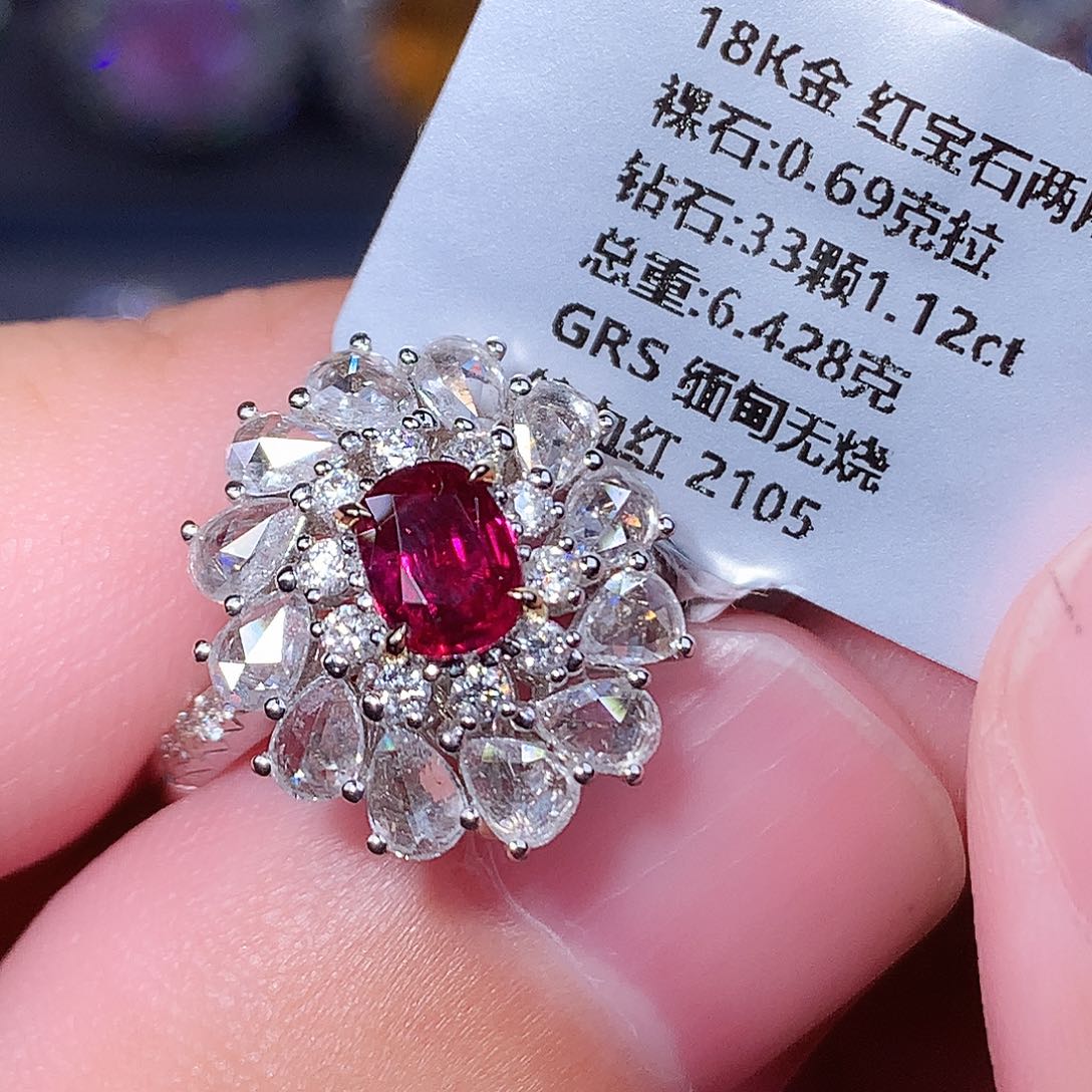 18K金镶嵌红宝石戒指