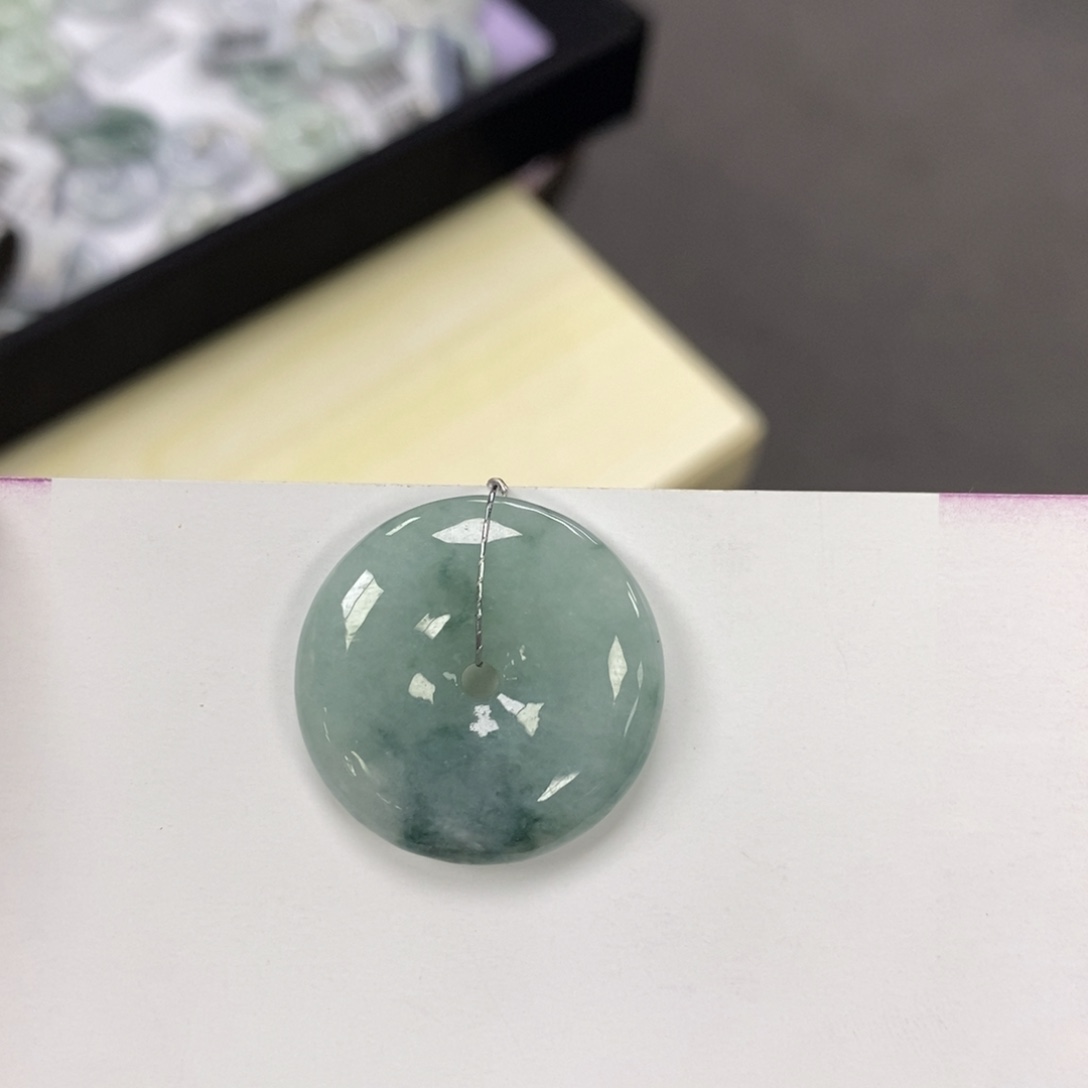 翡翠颈饰未镶嵌平安扣