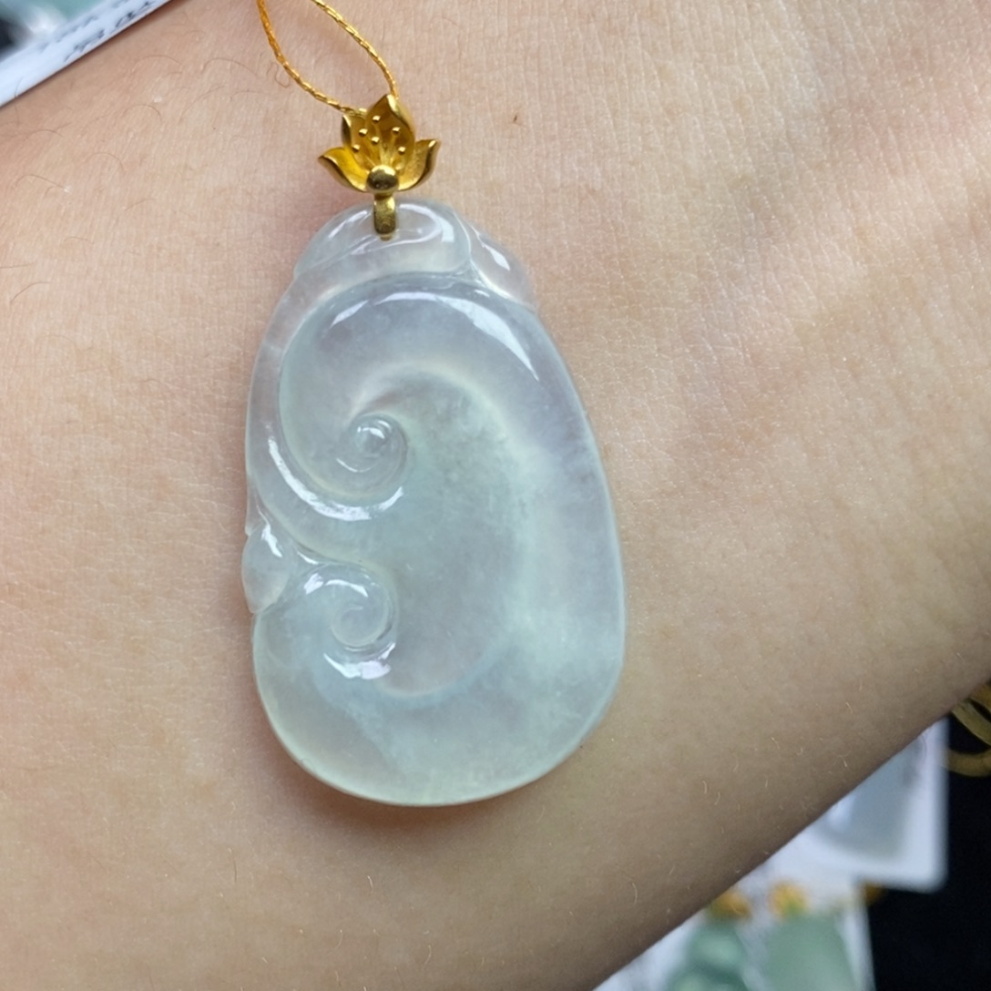 翡翠18K金镶嵌颈饰如意