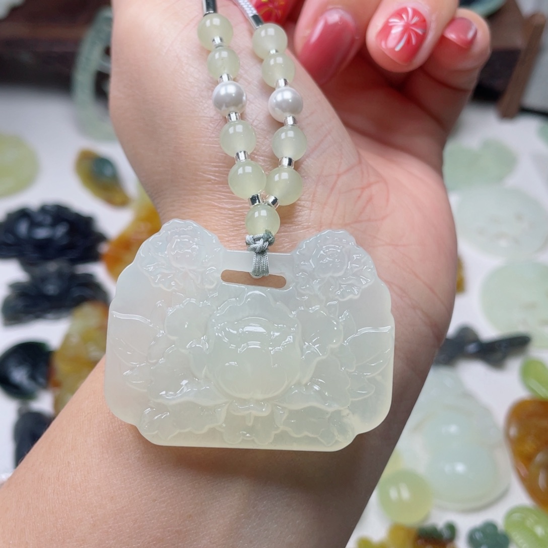 蛇纹石玉颈饰未镶嵌