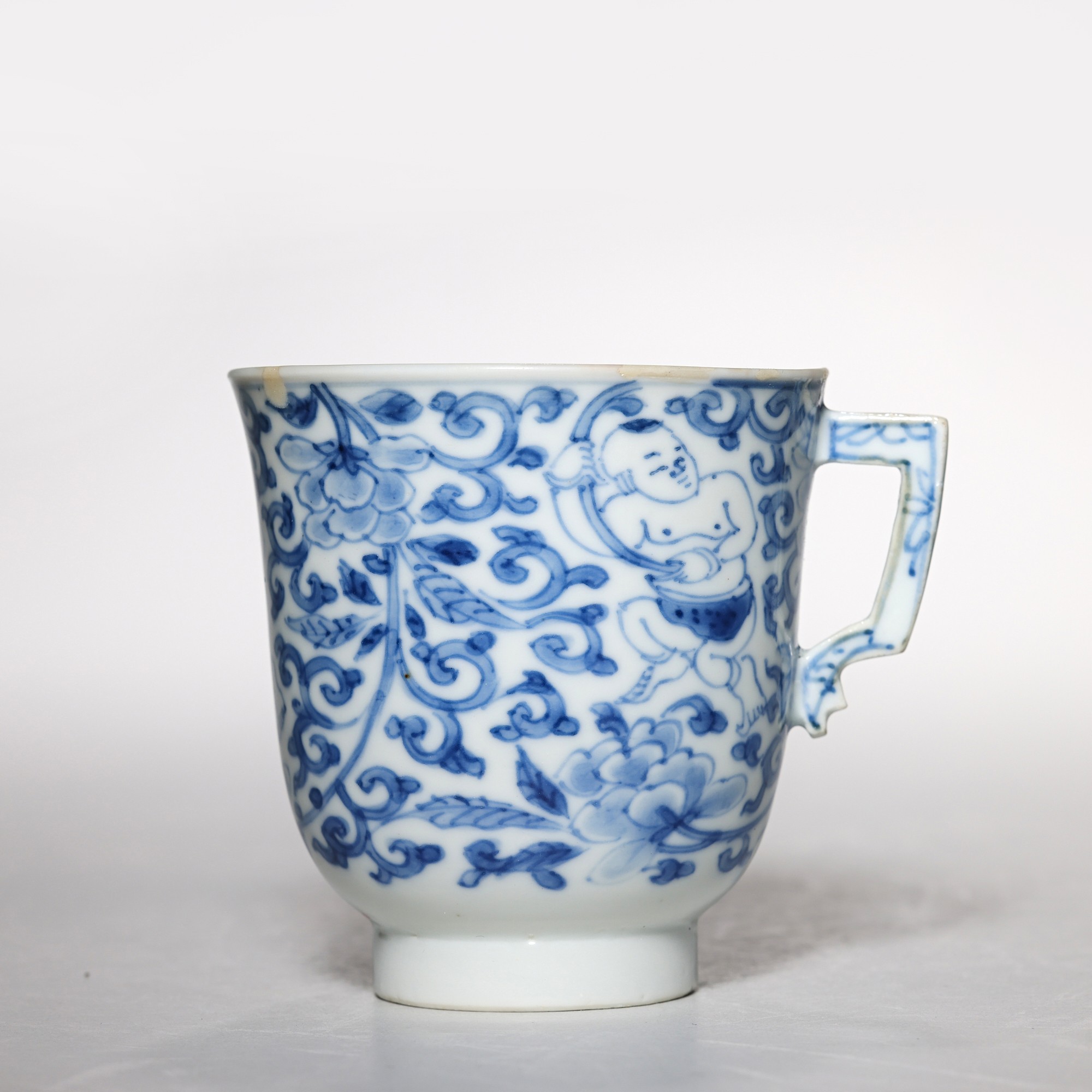 3719清康熙·青花莲池童子把杯【古董拍卖】