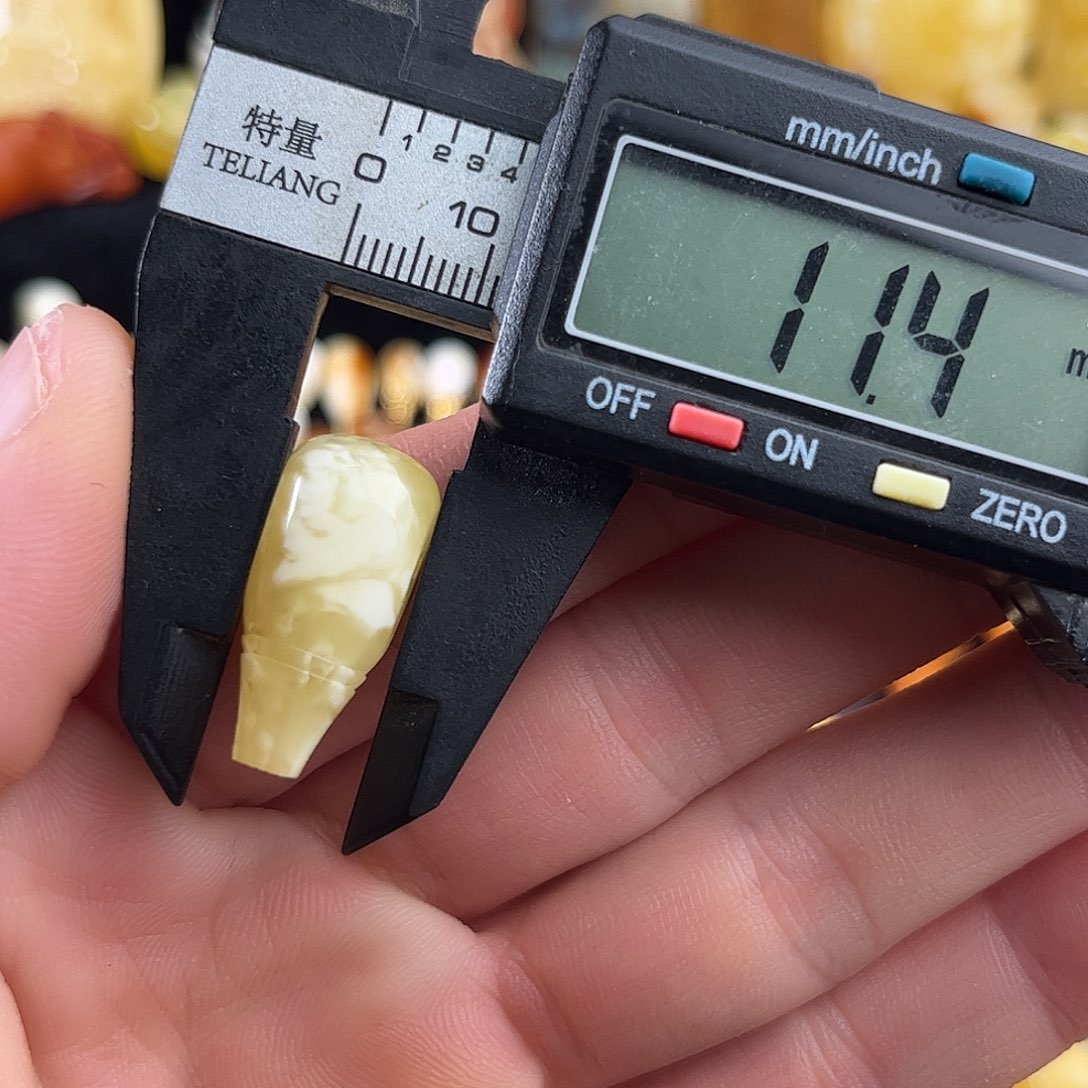 蜜蜡未镶嵌珠宝奇石