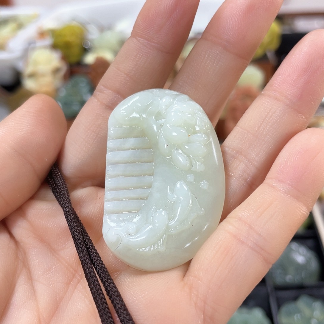 蛇纹石玉颈饰未镶嵌