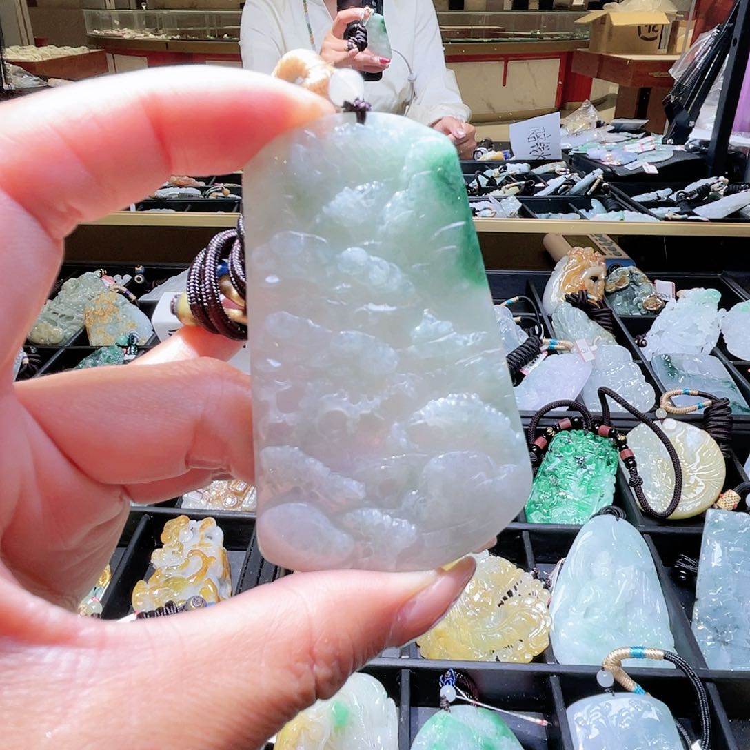 翡翠未镶嵌颈饰一个