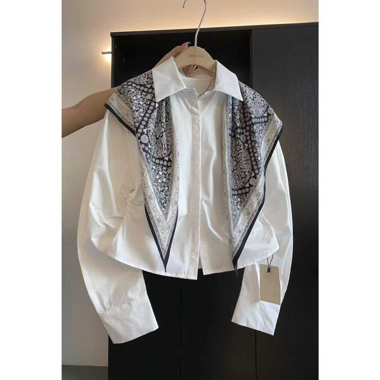 璎婲sᴀᴋᴜʀᴀ【布莱克书店】图设计感气质配丝巾隐藏门襟polo领衬衫