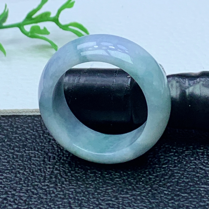 缅甸天然A货翡翠  春带彩素面轮胎戒指 内径19 mm 编号1292