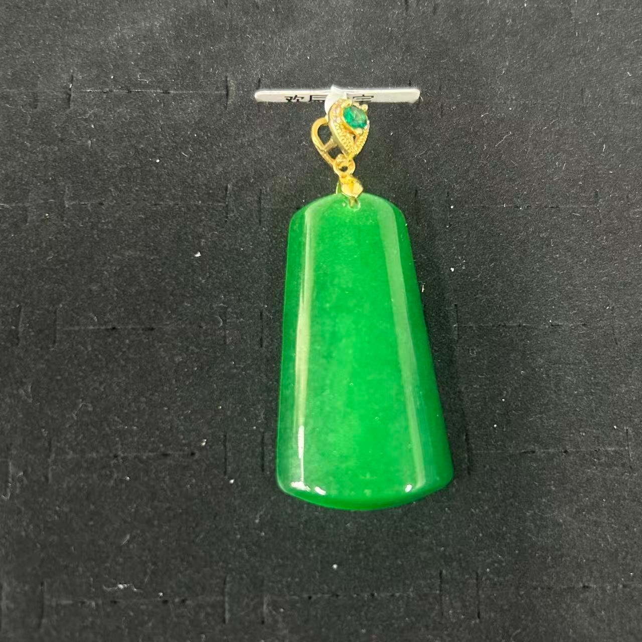 绿翠色无事牌玉石吊坠