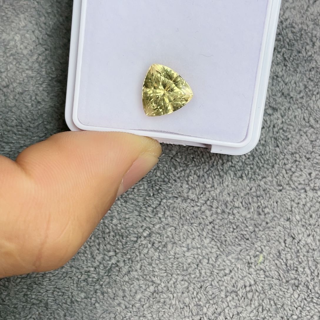 绿柱石裸石未镶嵌3.95Ct。