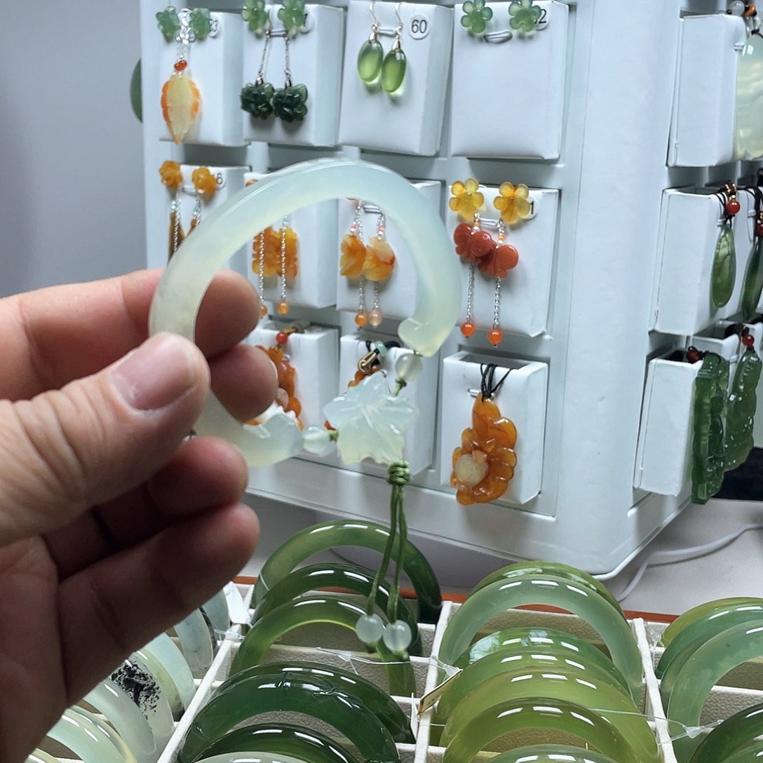 蛇纹石玉未镶嵌颈饰