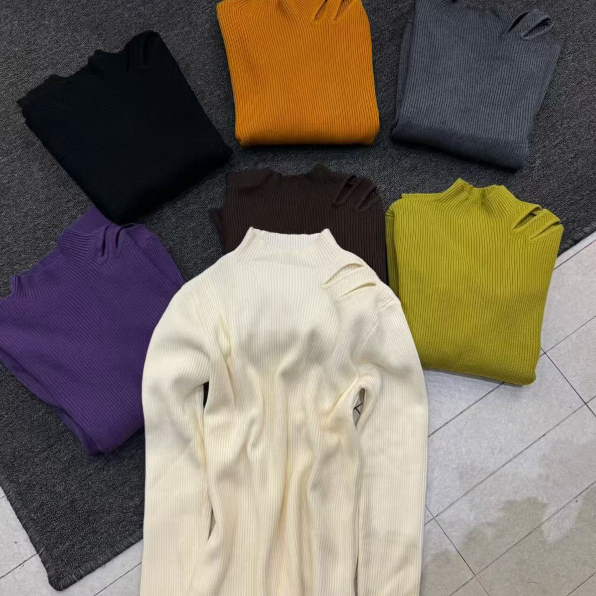 韩版半高领小心机镂空露肩针织衫女2025冬季新款个性减龄别致上衣