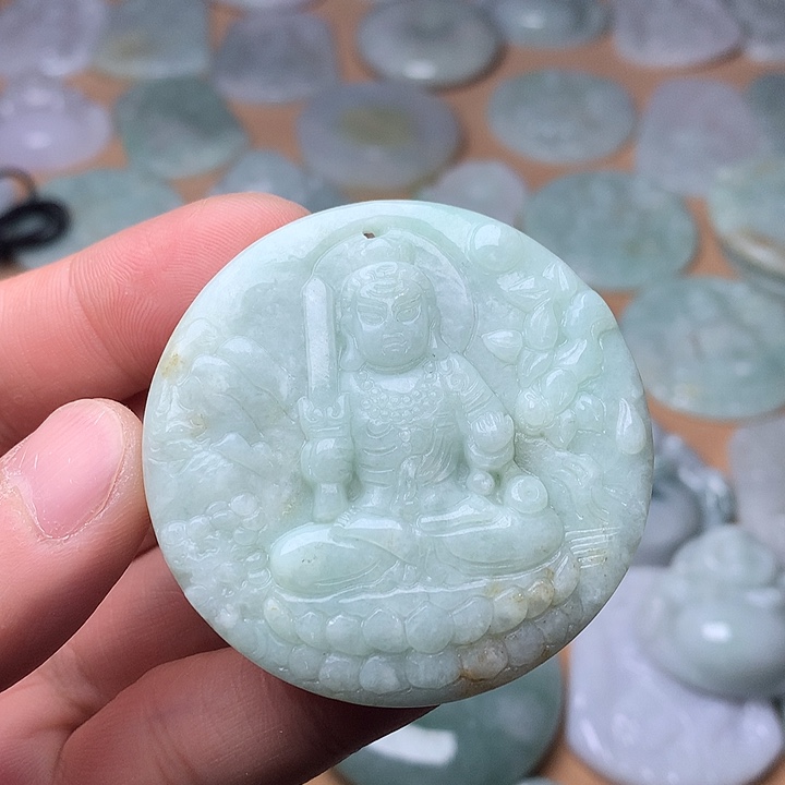 翡翠未镶嵌颈饰不动明王