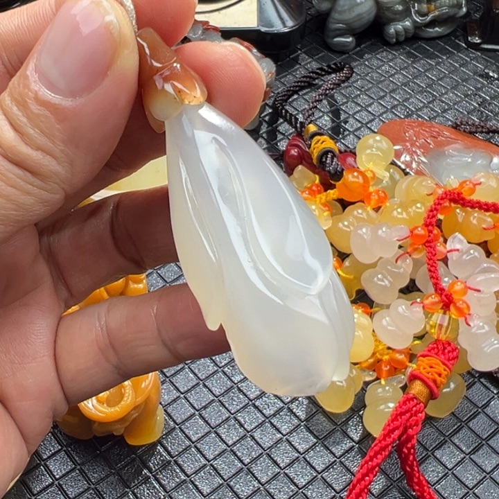 石英质玉（黄龙玉）颈饰未镶嵌