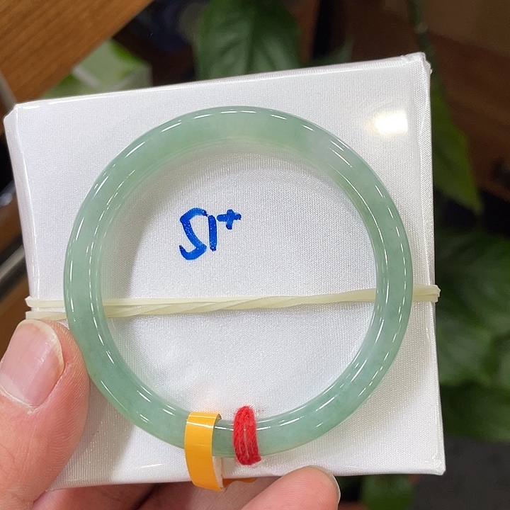 翡翠手镯未镶嵌翡翠