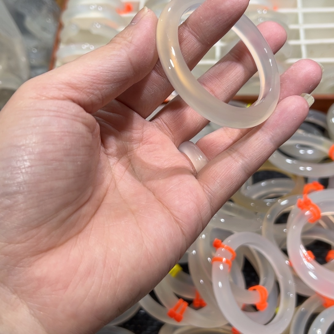 玛瑙/玉髓未镶嵌手镯51圈有包容43