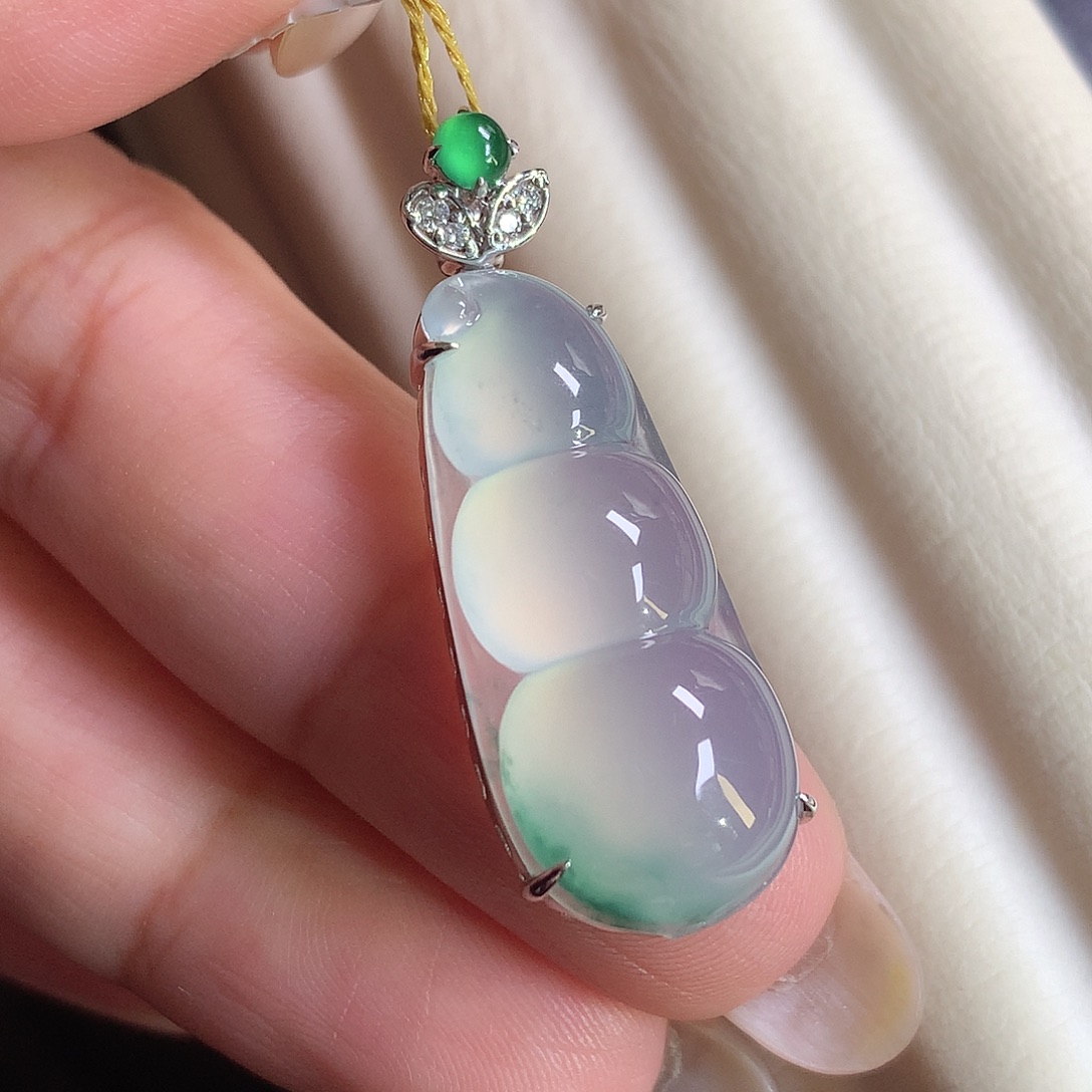 翡翠18K金镶嵌颈饰福豆