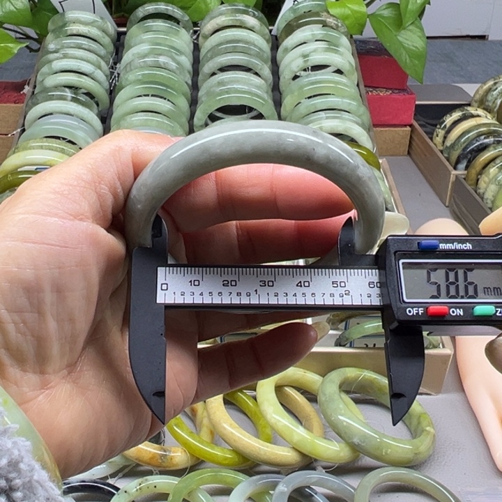 蛇纹石玉未镶嵌手镯2