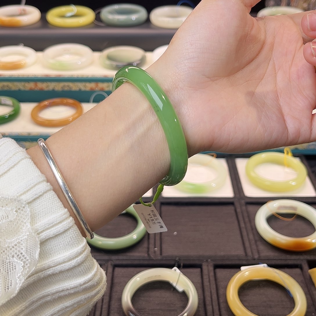 和田玉手镯未镶嵌 乌兰海果绿