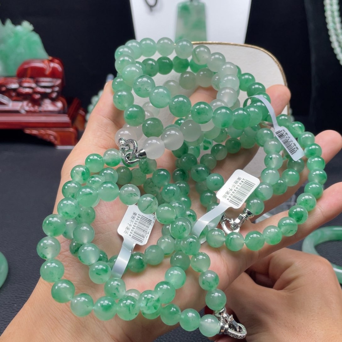 石英质玉颈饰未镶嵌仰***?