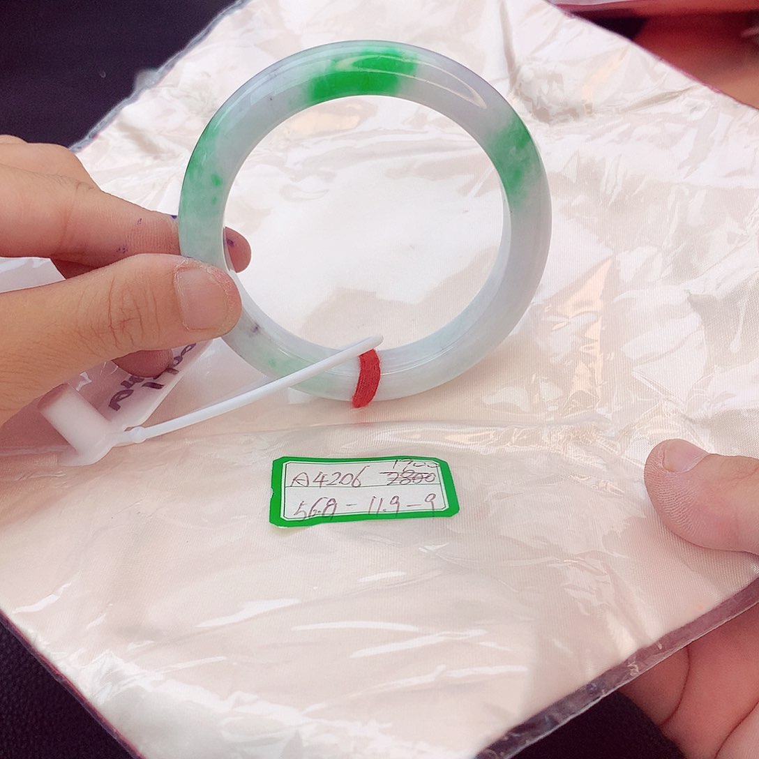 翡翠手镯未镶嵌翡翠