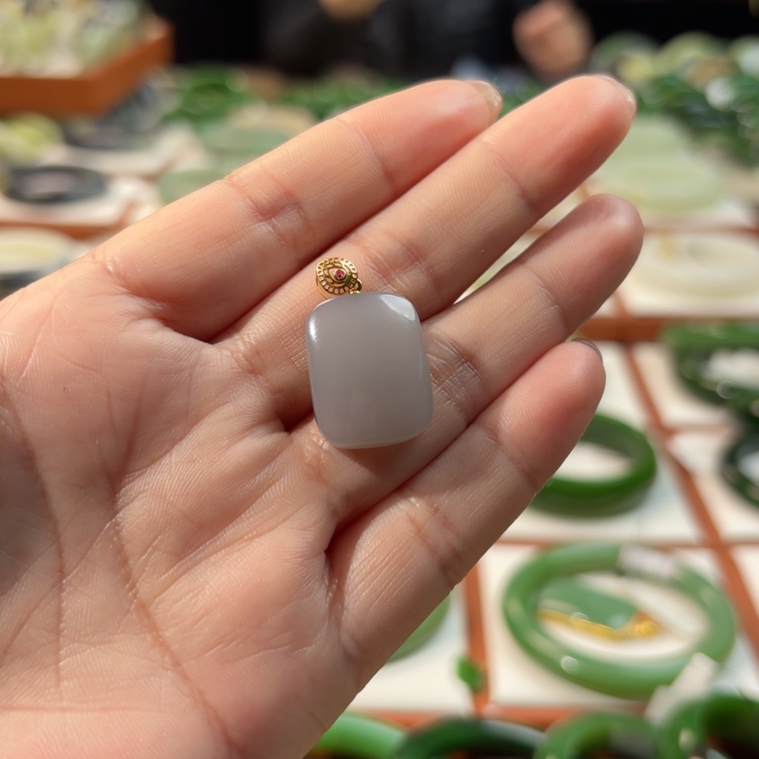 和田玉吊坠(赠链)18K金镶嵌