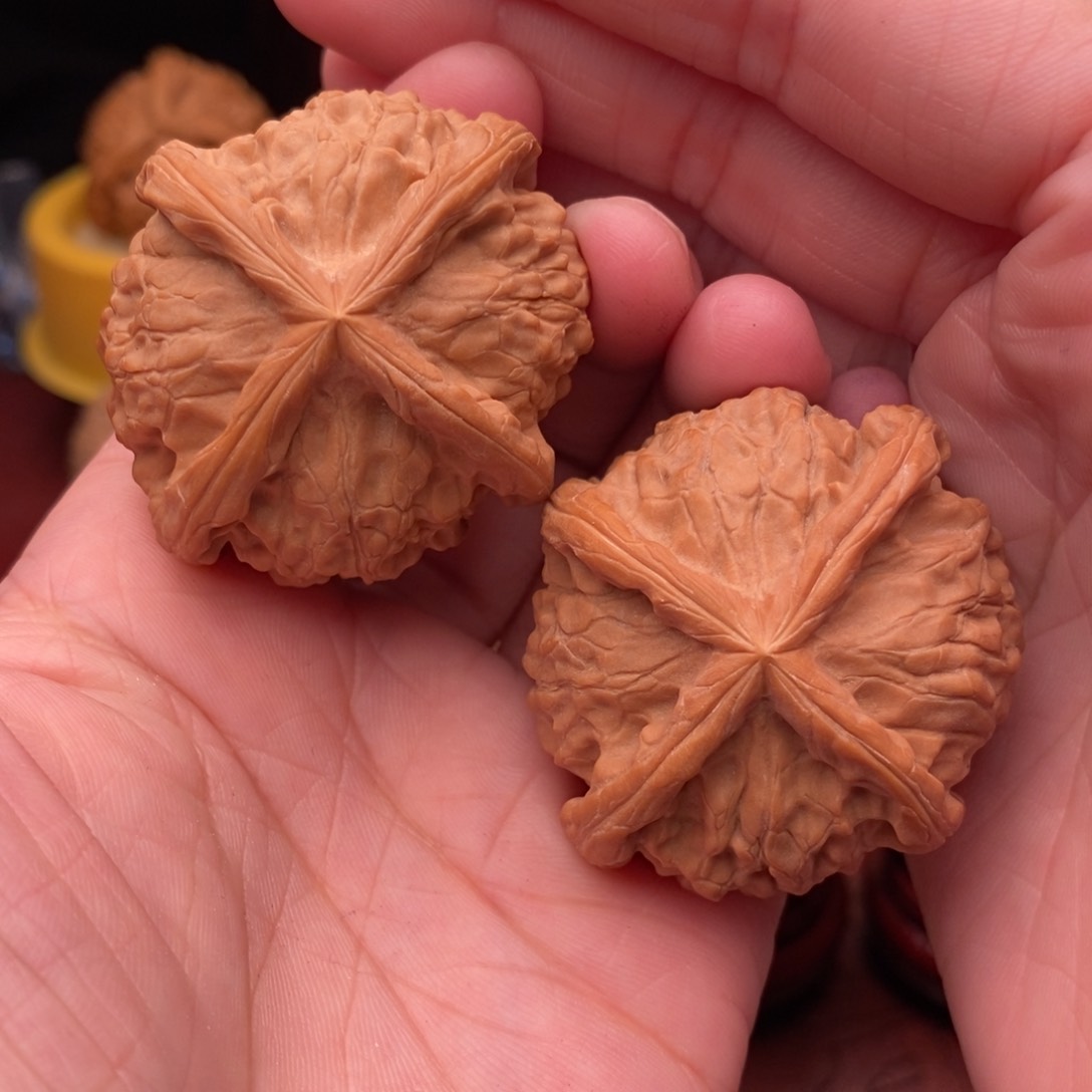 文玩核桃把件金锭四棱44