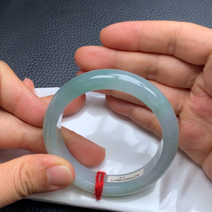 翡翠手镯未镶嵌翡翠手镯未镶嵌