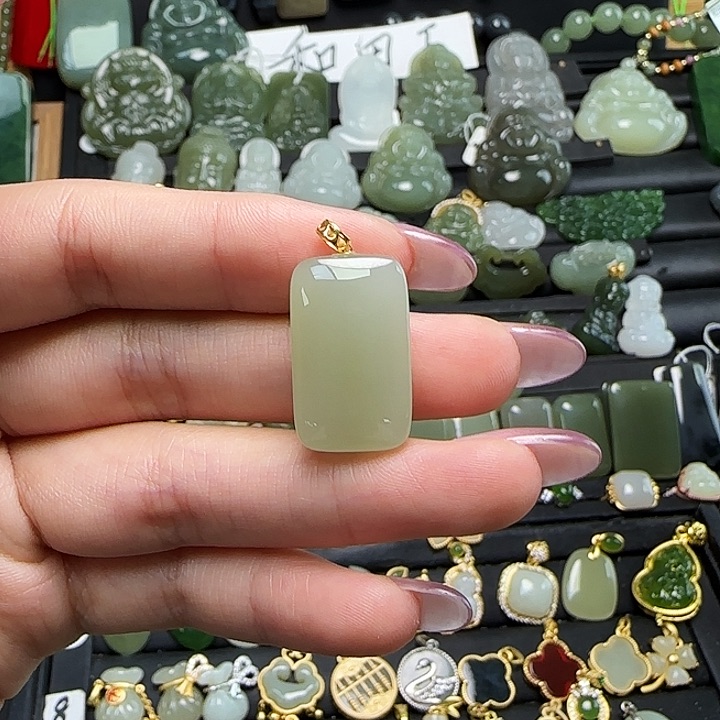 颈饰18K金镶嵌和田玉