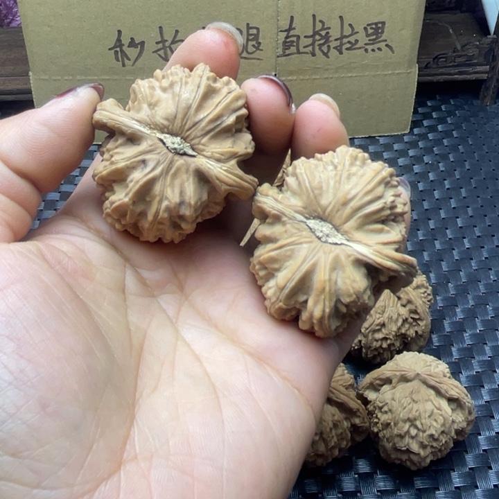 刘***9文玩核桃吊坠白狮子有黄有色差不退不换