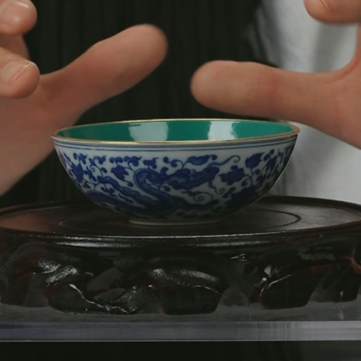 M内松石绿釉外青花龙穿花纹杯