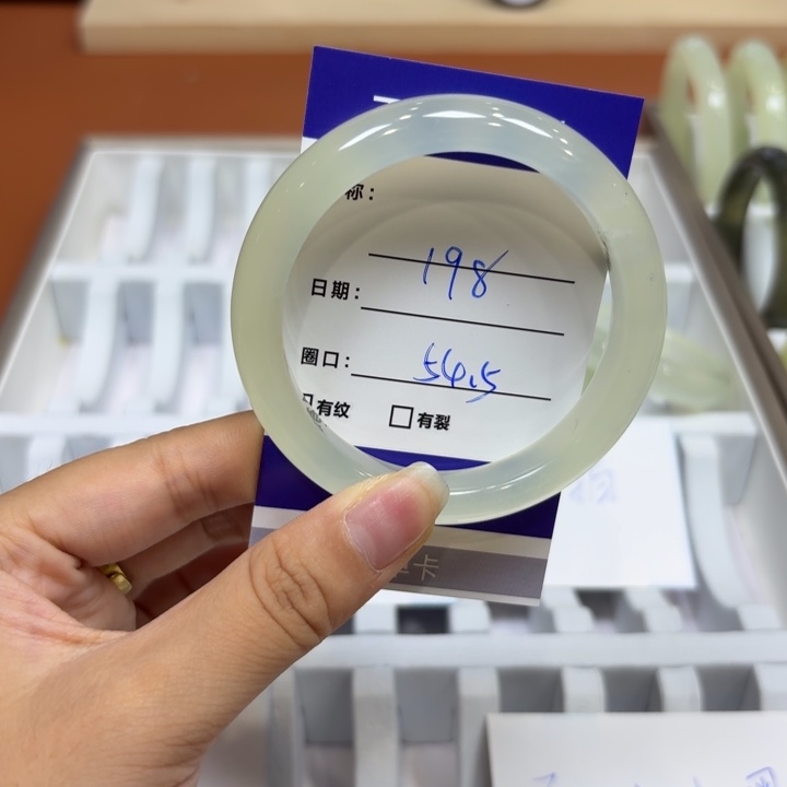 未镶嵌岫玉手镯天然