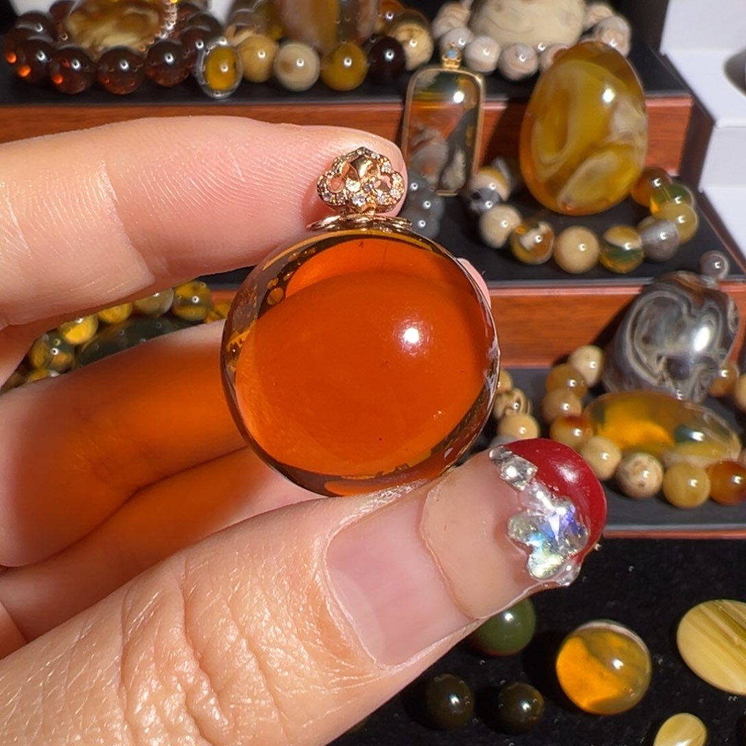 18K金镶嵌琥珀裸石血红茶圆珠吊坠