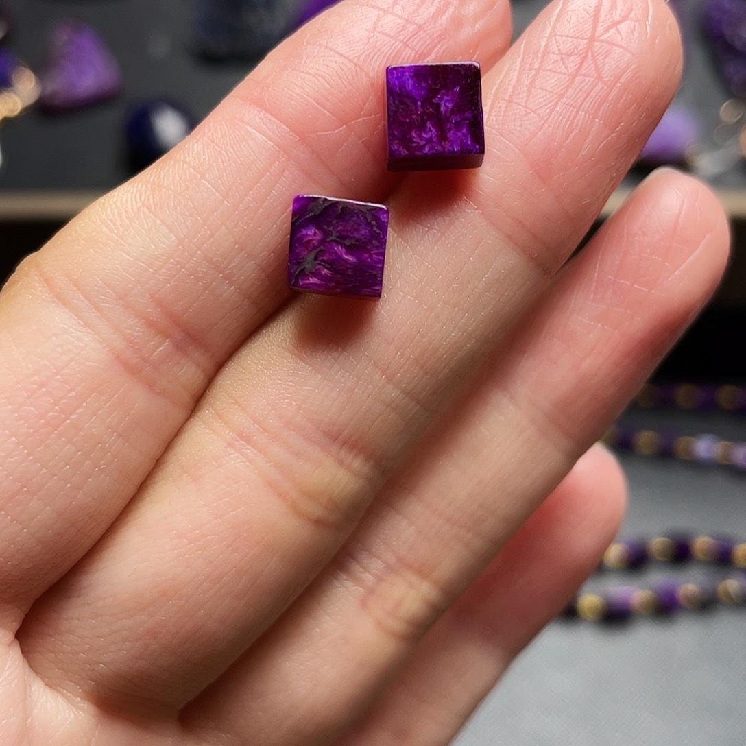 18K金镶嵌苏纪石（舒俱来）耳环