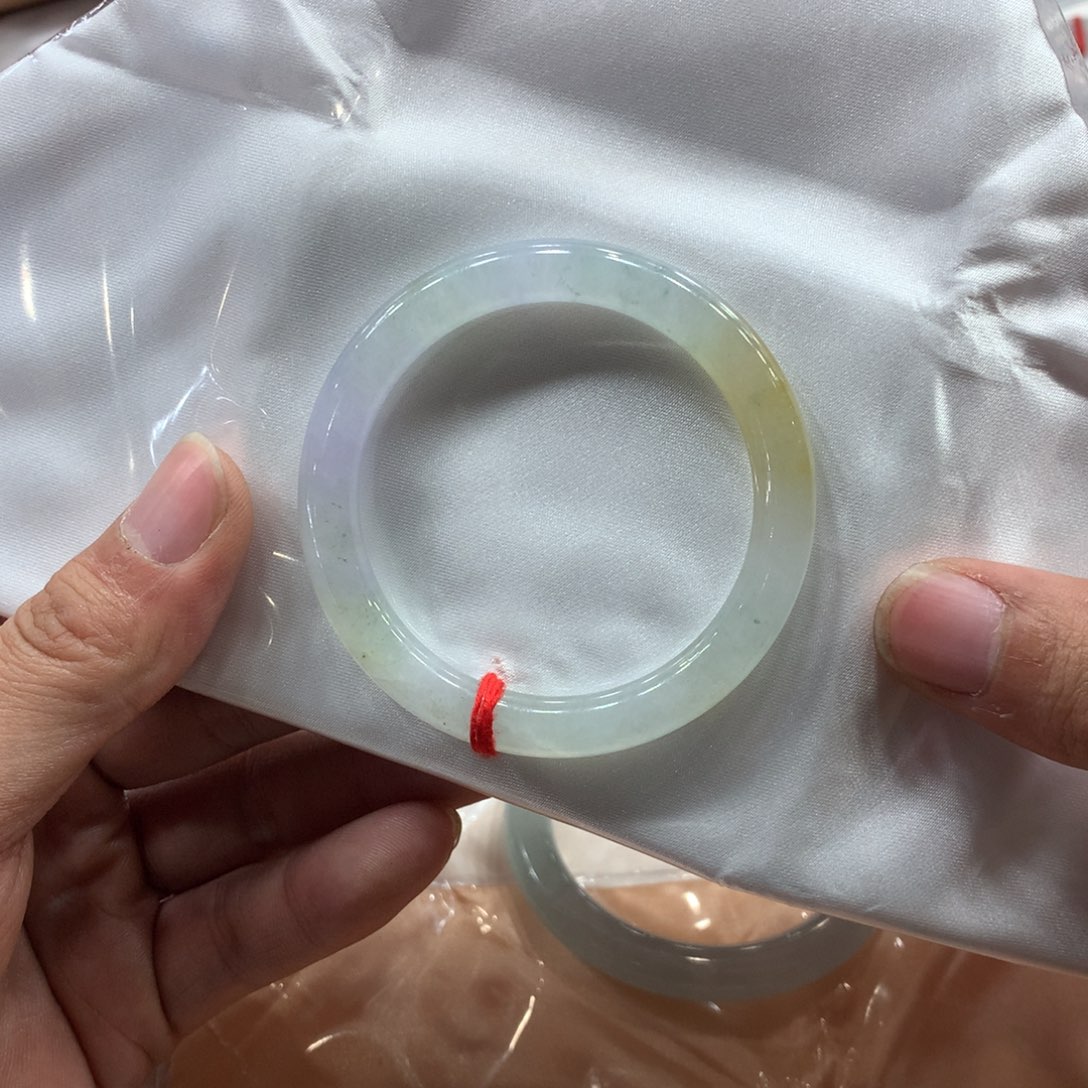 翡翠手镯未镶嵌有瑕