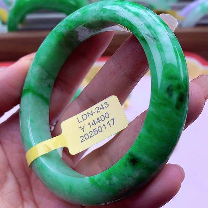 翡翠手镯未镶嵌翡翠