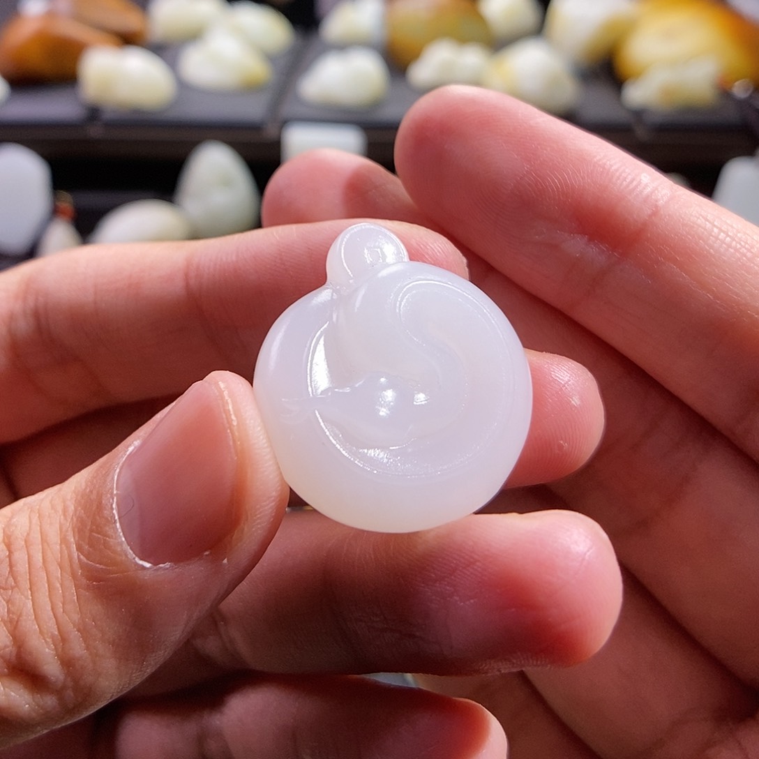 和田玉颈饰未镶嵌喵**?