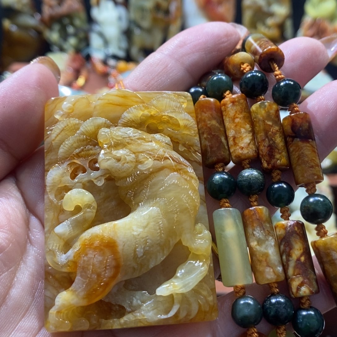 蛇纹石玉颈饰未镶嵌