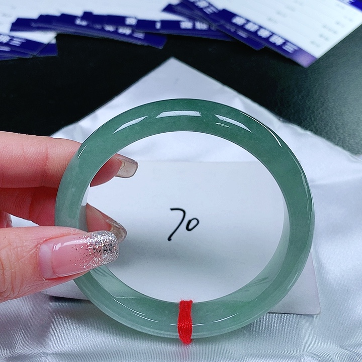 翡翠手镯未镶嵌翡翠手镯未镶嵌