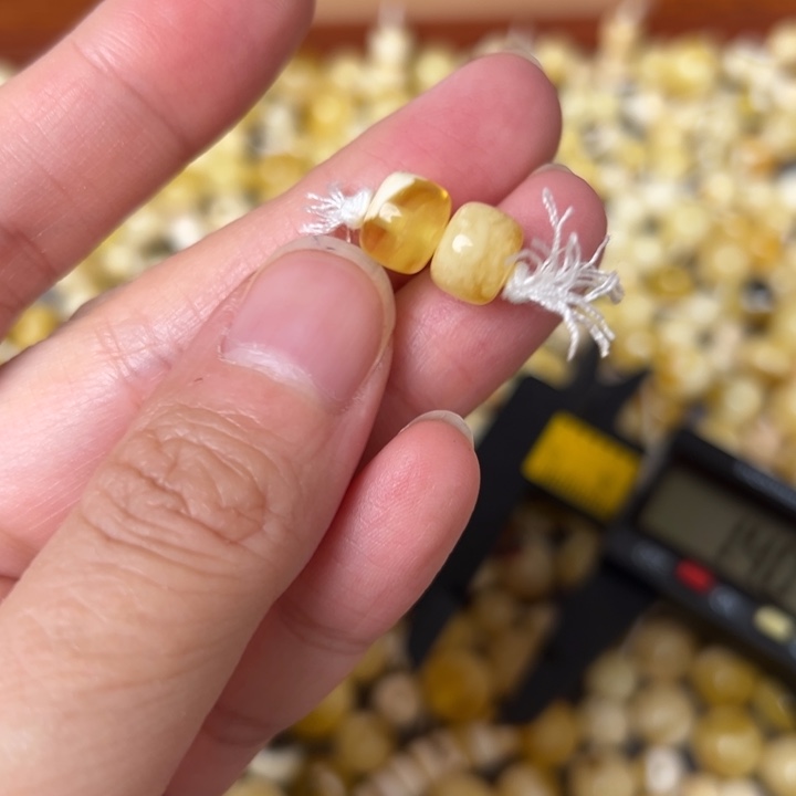 蜜蜡未镶嵌裸石8.3mm一对