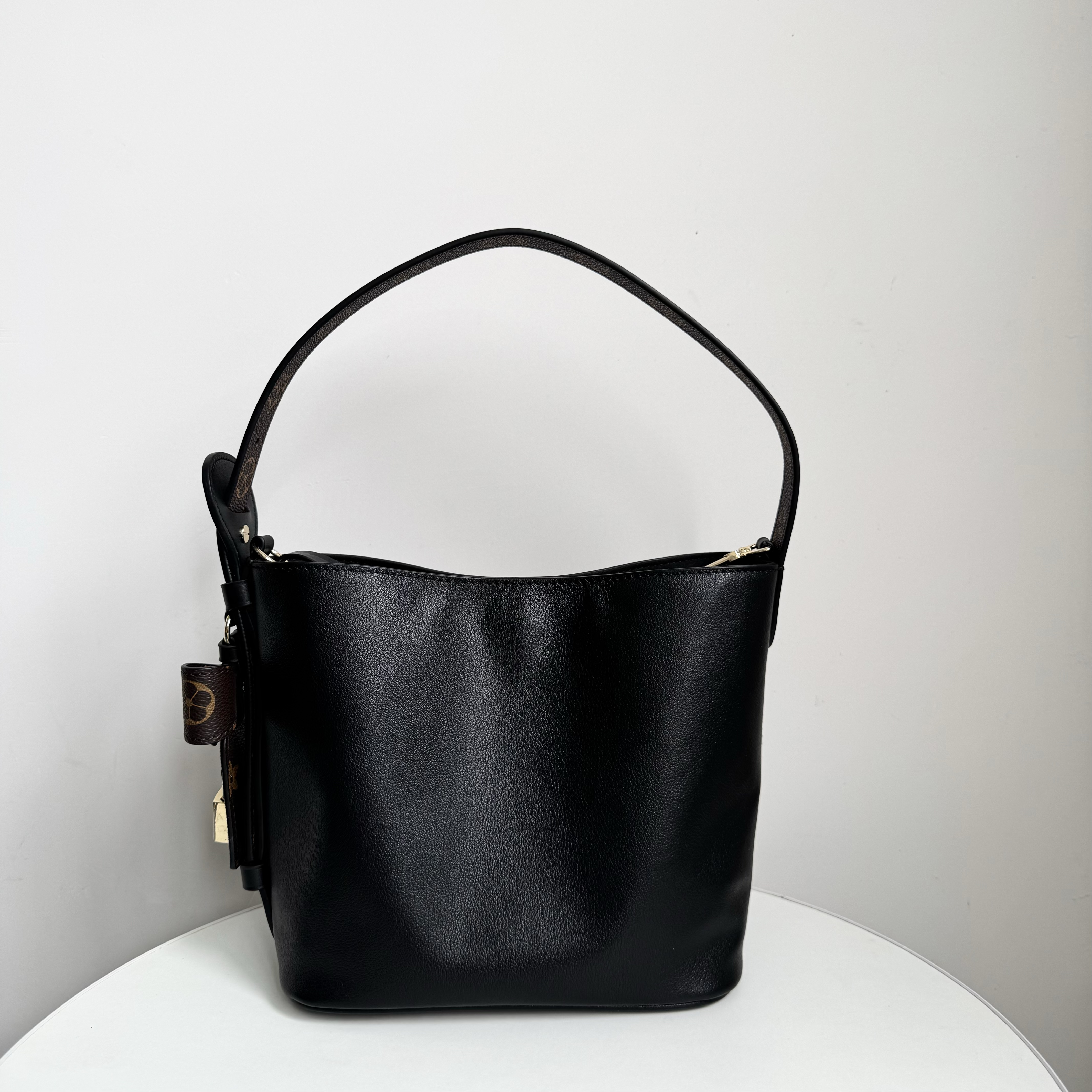 新款轻奢复古黑色手提斜挎