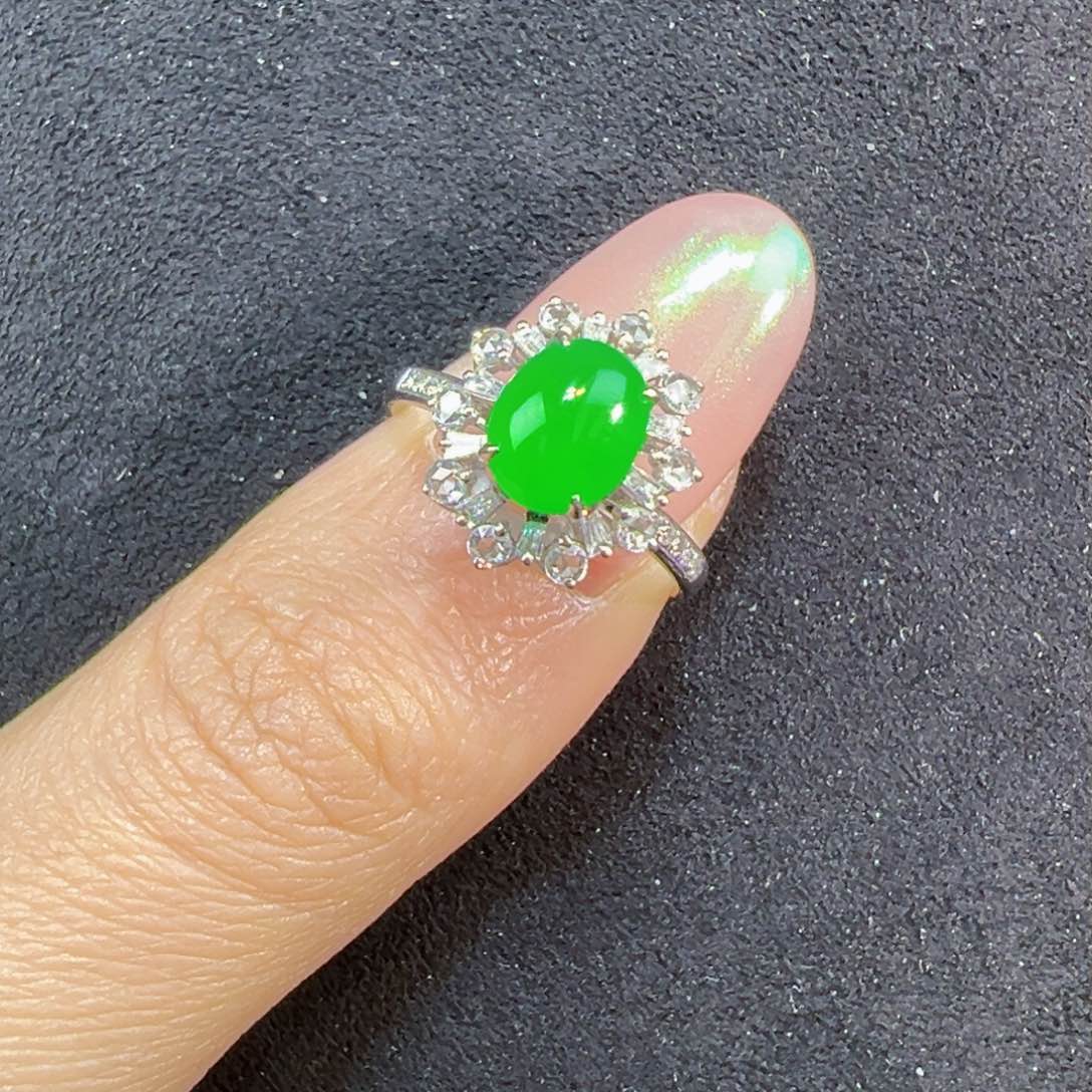 翡翠戒指18K金镶嵌车**。蛋面