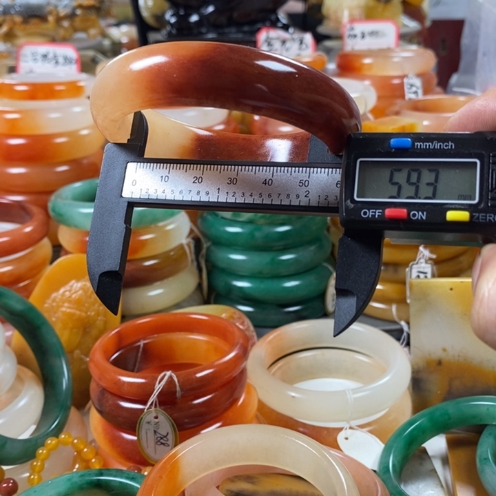 石英质玉（黄龙玉）颈饰合金